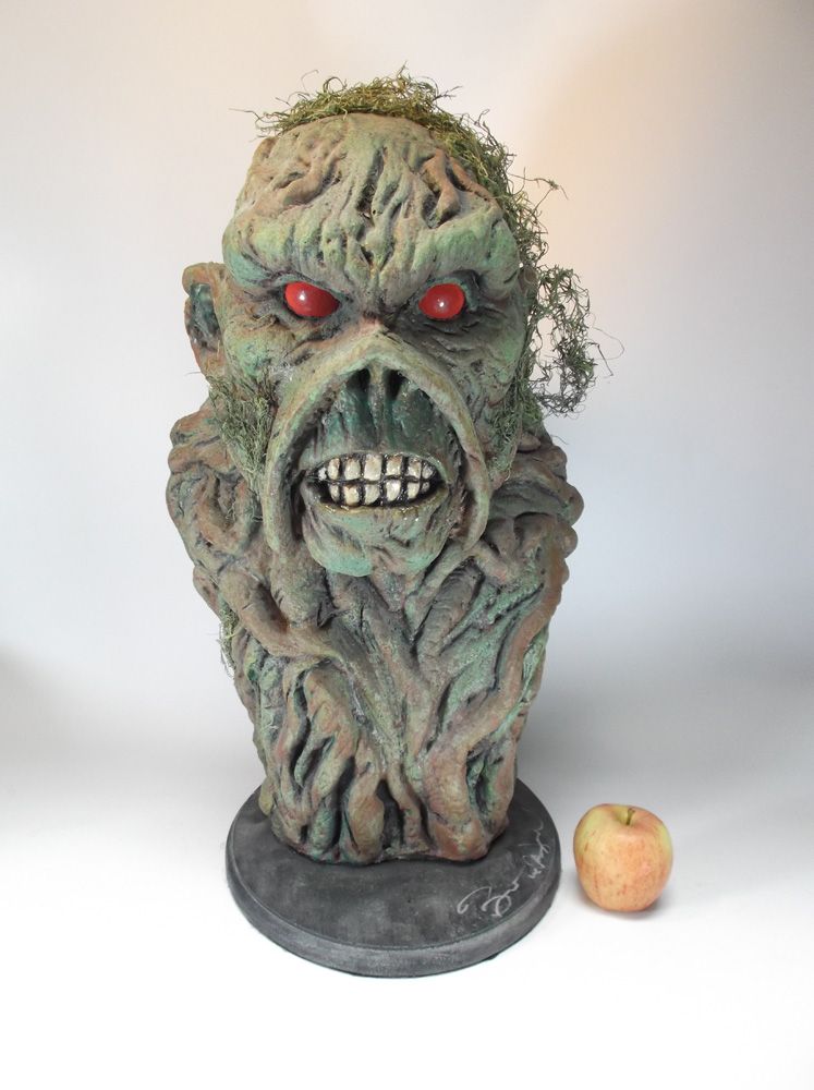 30SDJ02_Swamp-Thing.jpg