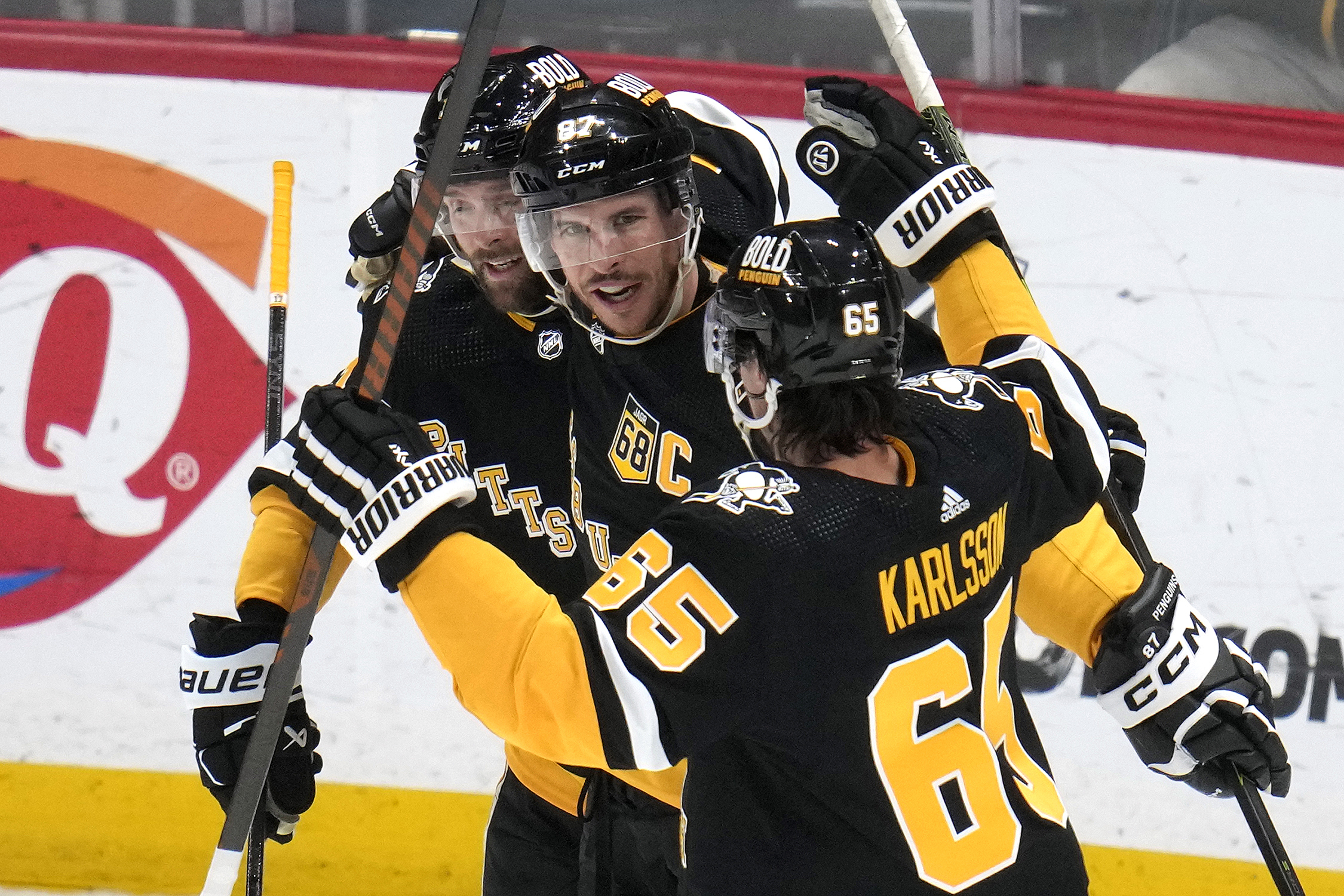 Pittsburgh Penguins’ Sidney Crosby (87) celebrates after his goal with...