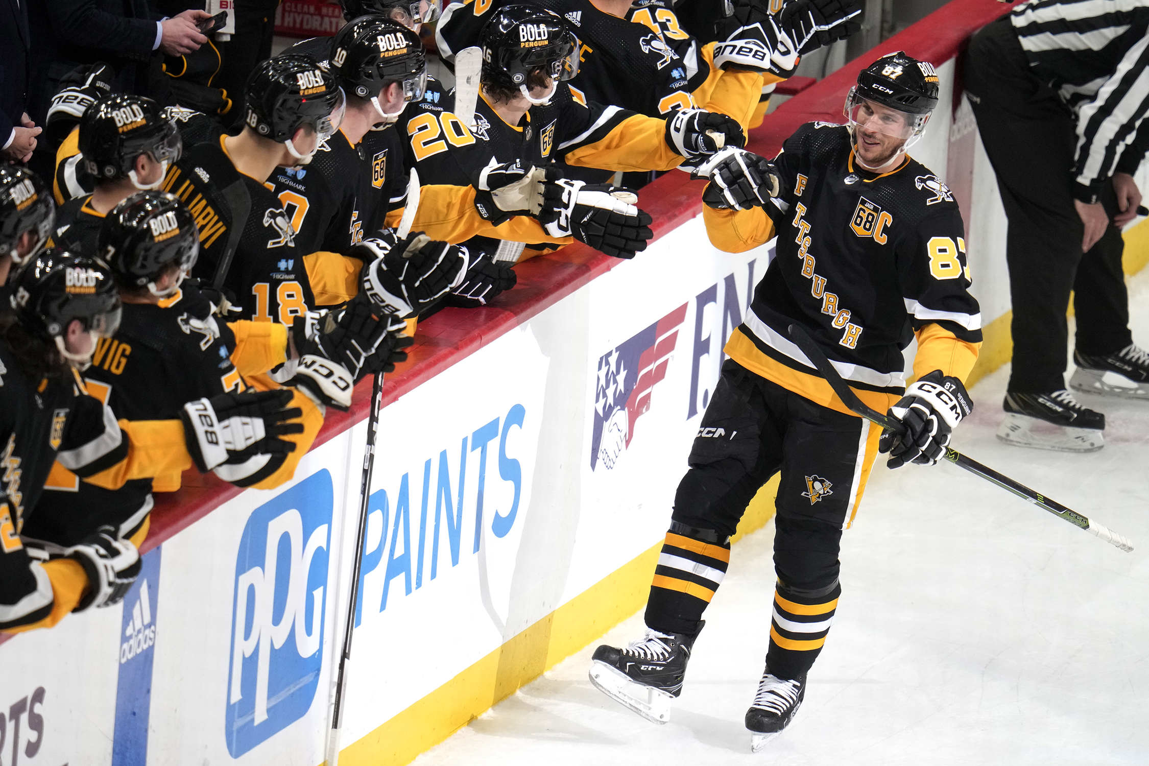 Pittsburgh Penguins’ Sidney Crosby (87) returns to the bench after...