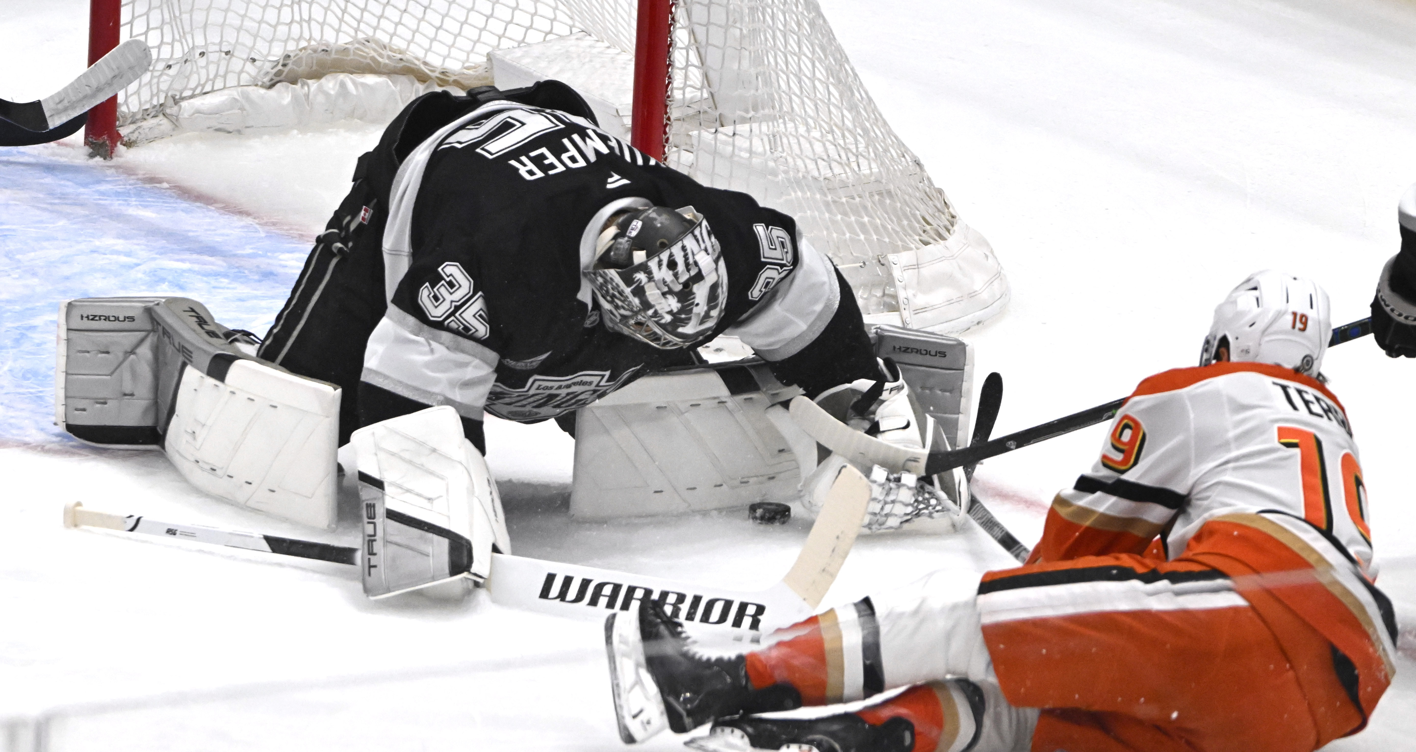 Kings goaltender Darcy Kuemper stops a shot by the Ducks’...