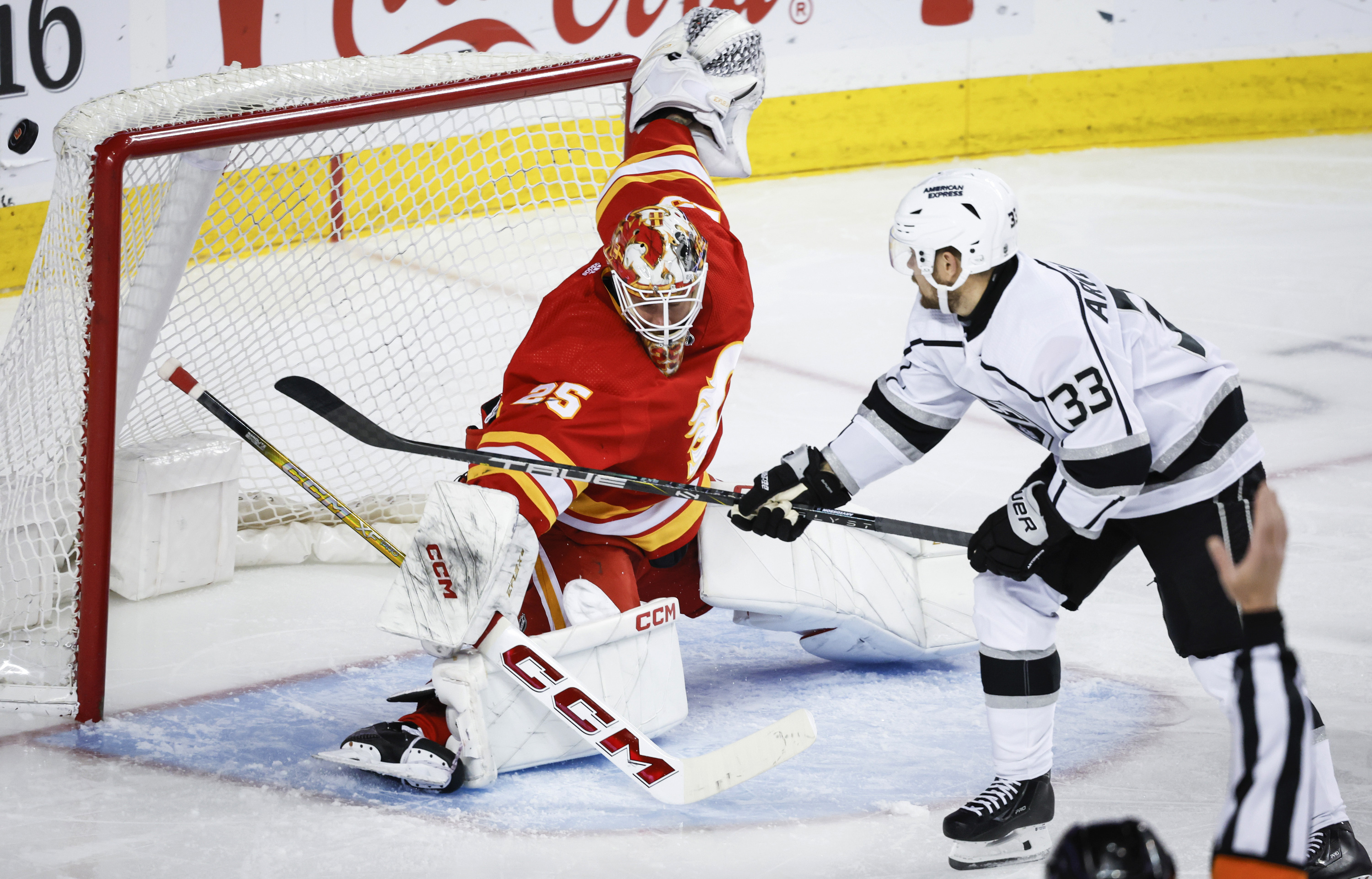 Los Angeles Kings forward Viktor Arvidsson (33) just misses the...